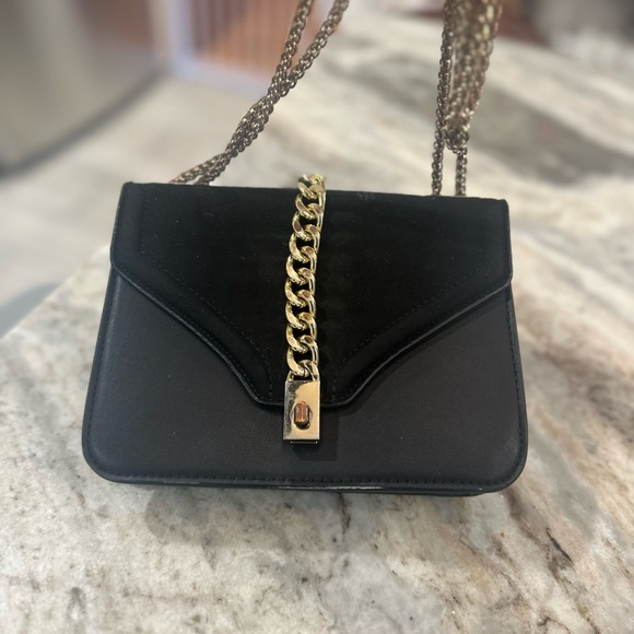 Stunning hardware EUC crossbody with adjustable strap - Picture 4 of 4